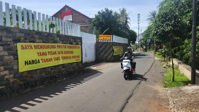 Salah satu sudut Jalan Raya Engram yang akan dilakukan pembebasan lahan guna mengatasi kemacetan di wilayah Sawangan, Depok (Liputan6.com/Dicky Agung Prihanto)
