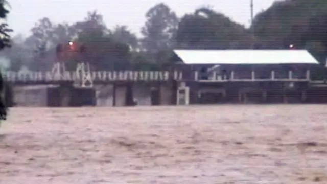 [VIDEO] Katulampa Siaga II, Banjir Tiba di Jakarta Malam Ini