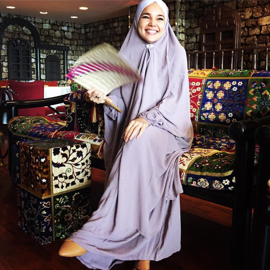 5 Gaya Hijab Dewi Sandra Patut Kamu Contek Biar Tampilan