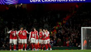Gelandang Arsenal, Declan Rice, berbicara kepada rekan-rekan setimnya dalam pertandingan leg kedua perempat final UEFA Champions League antara Arsenal dan Sporting CP di Emirates Stadium, London utara, pada 15 April 2026. (Adrian Dennis / AFP)