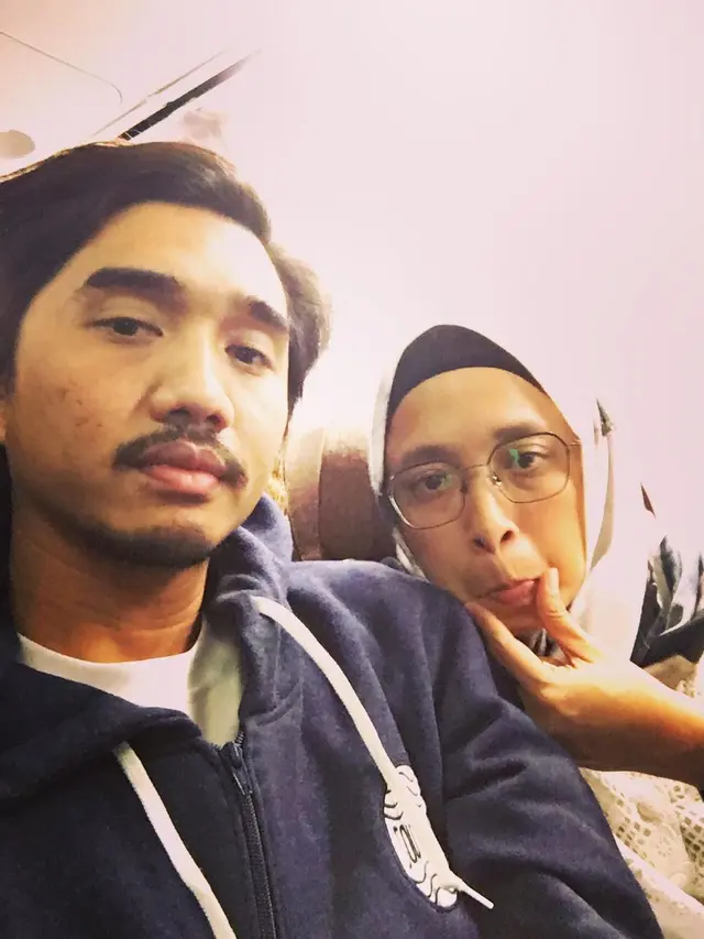 6 Potret Keseharian Istri Duta Sheila On 7, Penampilannya Sederhana Pakai Daster