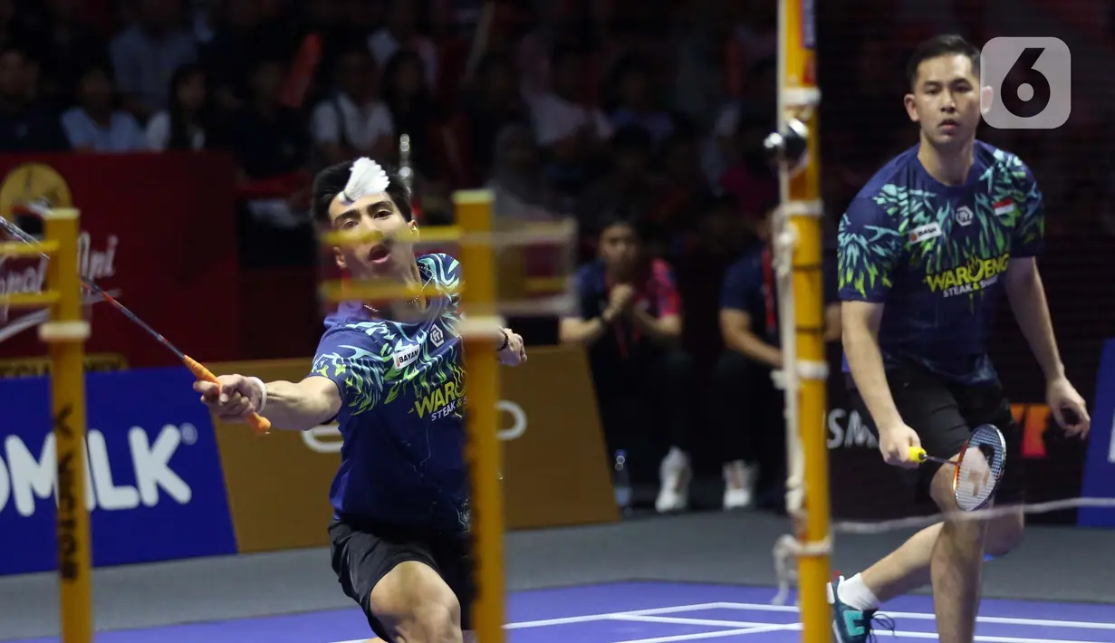 Pada gim ketiga, Sabar Karyaman Gutama/Moh Reza Pahlevi Isfahani bangkit dan menuntaskan pertandingan dengan skor 21-18. (Liputan6.com/Helmi Fithriansyah)