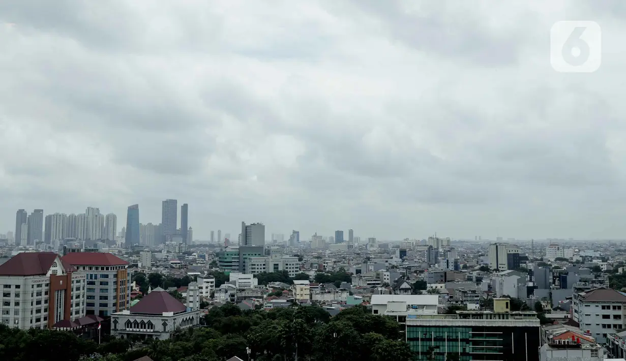 Suasana kepadatan permukiman penduduk antara gedung perkantoran di Jakarta, Kamis (20/2/2020). DKI Jakarta menjadi provinsi dengan kepadatan penduduk tertinggi di Indonesia. (Liputan6.com/Faizal Fanani)