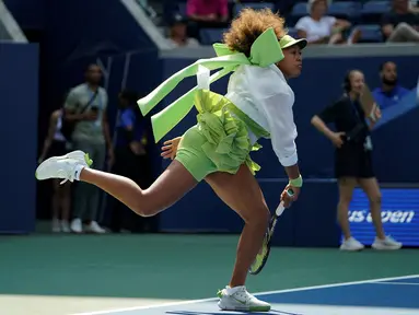 Petenis Jepang, Naomi Osaka mengenakan pakaian yang mewah saat melakukan pemanasan sebelum laga putaran pertama melawan petenis Latvia, Jelena Ostapenko pada laga putaran pertama Amerika Open 2024 di USTA Billie Jean King National Tennis Center, New York, Selasa (27/08/2024). (AFP/Mike Stobe)