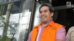 Ketua DPRD Kota Mojokerto Purnomo usai menjalani pemeriksaan di gedung KPK, Jakarta, Rabu (12/7). Purnomo menjalani pemeriksaan terkait kasus suap pengalihan anggaran pada Dinas PUPR Kota Mojokerto tahun 2017. (Liputan6.com/Helmi Afandi)