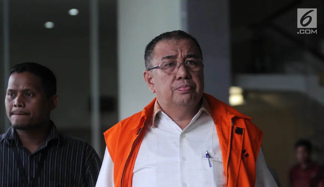 Cagub Sulawesi Tenggara (Sultra) Asrun usai menjalani pemeriksaan lanjutan di Gedung KPK, Jakarta, Selasa (17/4). Pemeriksaan untuk melengkapi berkas terkait dugaan suap Asrun. (Merdeka.com/Dwi Narwoko)