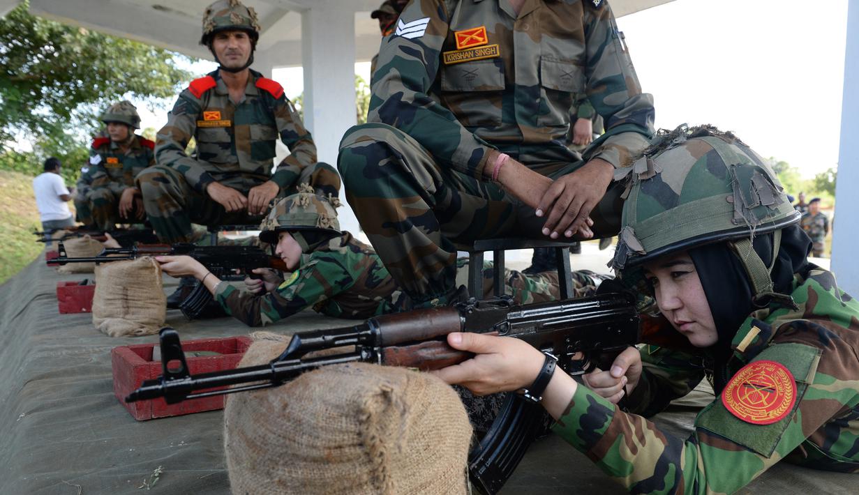 Sejumlah kadet tentara wanita Afghanistan diberi pengajaran cara membidik sasaran dengan benar saat mengikuti program latihan militer di Akademi Pelatihan Perwira di Chennai, India (12/12/2019). (AFP/Arun Sankar)