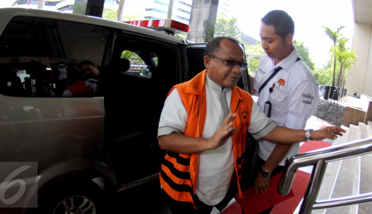 Bupati Morotai Rusli Sibua menuju Gedung KPK untuk diperiksa, Jakarta, Selasa (14/7). KPK memeriksa Rusli sebagai tersangka dugaan suap mantan Ketua MK, Akil Mochtar dalam sengketa Pilkada Kabupaten Morotai, Maluku Utara. (Liputan6.com/Helmi Afandi)