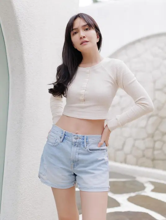 <p>Kali ini, Shandy Aulia tampil lebih kasual. Crop top lengan panjang berwarna putih dipadu dengan short denim pants dan slip on, Shandy Aulia tampil bak remaja. Foto: Instagram.</p>