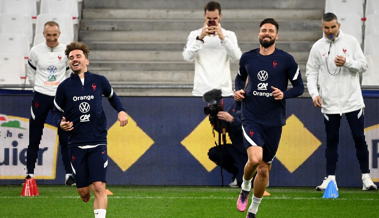 Penyerang Prancis Olivier Giroud dan Antoine Griezmann ambil bagian dalam sesi latihan di Stadion Velodrome di Marseille, Prancis selatan (24/3/2022). Prancis akan bertanding melawan Pantai Gading pada pertandingan persahabatan. (AFP/Franck Fife)