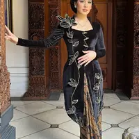 Pesona Raisa Dibalut Kebaya Velvet Hitam. [@raisa6690]
