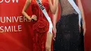"Terharu juga ngibarin bendera merah putih di sana (Panggung Miss Universe 2016). Saya sendirian yang bawa bendera, awalnya malu, tapi di sisi lain bangga bawa nama besar Indonesia dan itu di apresiasi banget," tutur Kezia. (Adrian Putra/Bintang.com)