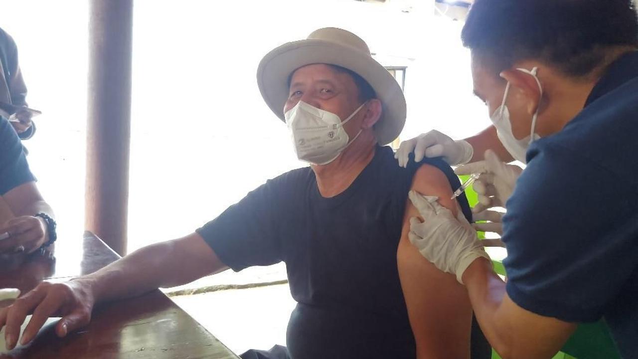 Gubernur Banten, Wahidin Halim Di Suntik Vaksin Pfizer. (Selasa, 24/08/2021). (Dokuymentasi Pemprov Banten).