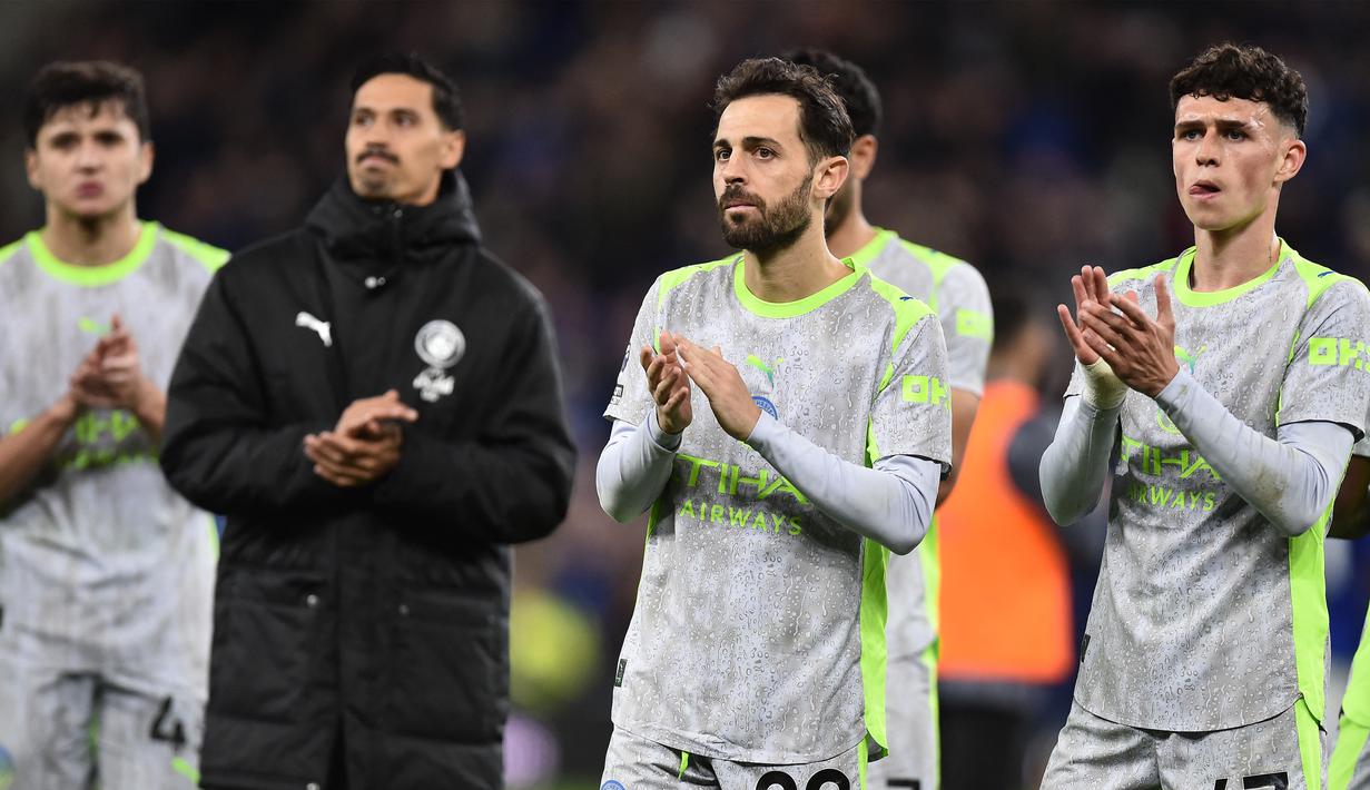 Para pemain Manchester City menghampiri para penggemar usai hasil imbang 3-3 kontra Everton pada laga pekan ke-35 Premier League, Selasa (05/05/2026) dini hari WIB. (AFP/Peter Powell)