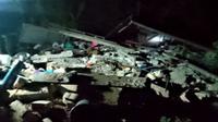 Badan Penanggulangan Bencana Daerah (BPBD) Kabupaten Kupang, NTT, melaporkan akibat gempa tersebut satu dari dua rumah korban gempa dilaporkan ambruk rata dengan tanah. (Liputan6.com/ BPBD Kupang)