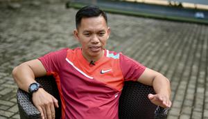 Hendra Basir di sela memimpin sesi latihan atlet panjat tebing Indonesia jelang Olimpiade Paris 2024 di Bekasi. (AFP/Bay Ismoyo)