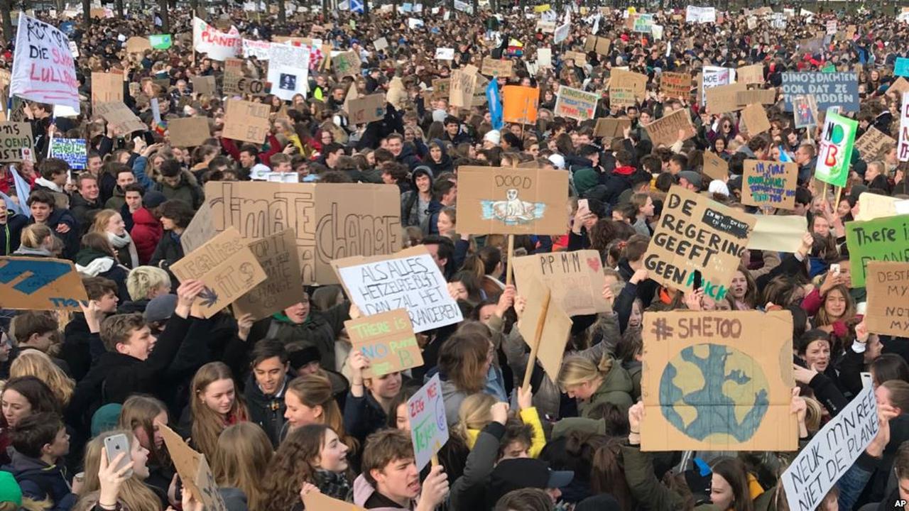 Ribuan pelajar melakukan aksi unjuk rasa menuntut kebijakan iklim lebih baik, di Den Haag, Belanda Kamis (7/2) (AP)