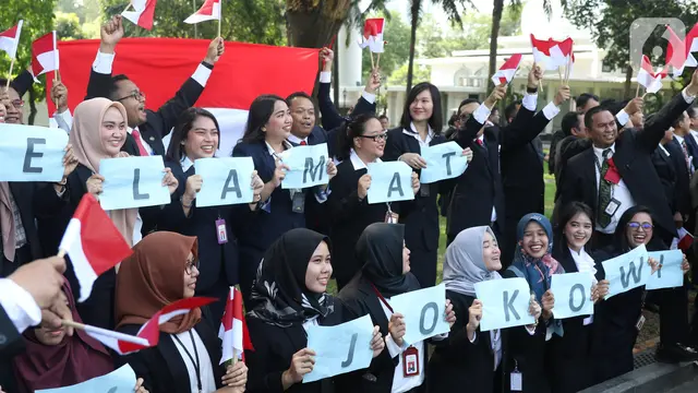 Kibarkan Bendera Merah Putih, Pegawai Istana Lepas Rombongan Jokowi ke Gedung Parlemen
