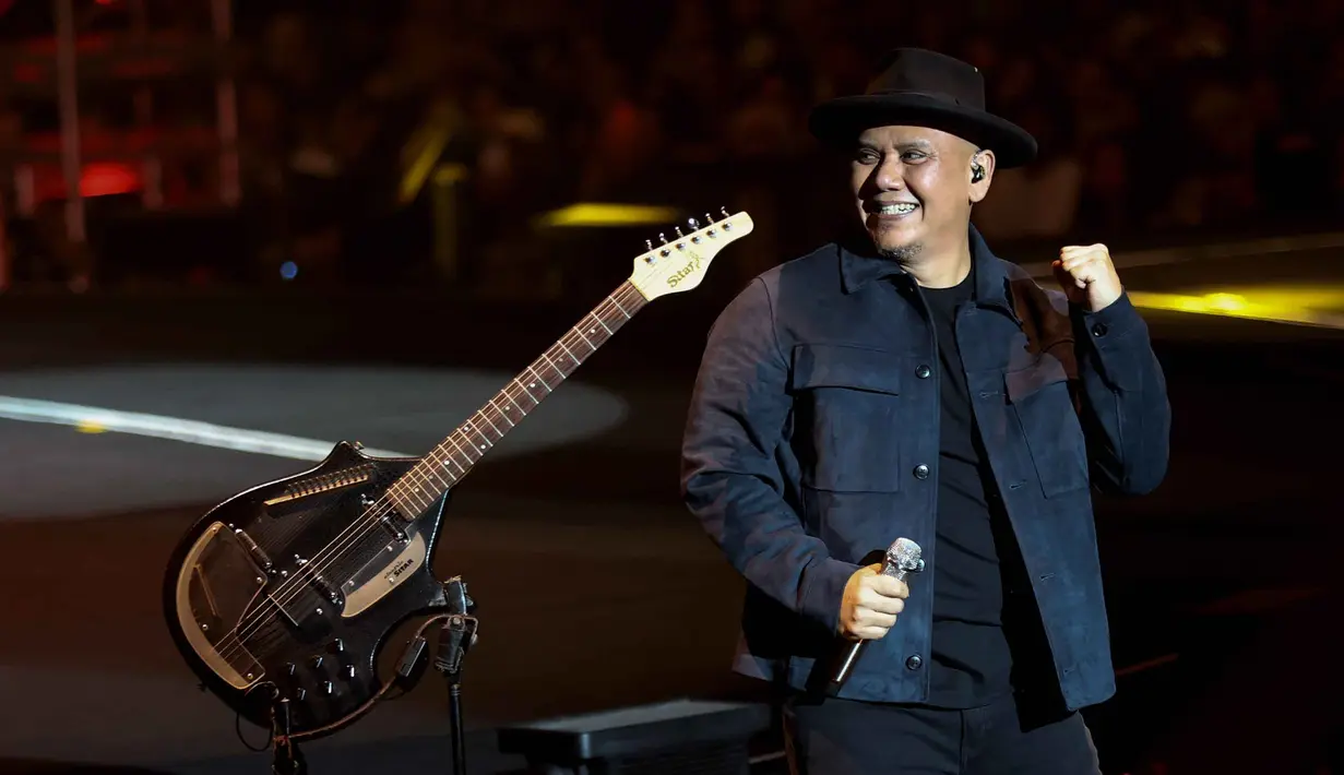Pembukaan ini langsung disambut riuh antusiasme dari Sobat Padi yang memadati area pertunjukan. Tampak dalam foto, grup band Padi Reborn saat tampil dalam Konser Dua Delapan yang digelar di Tennis Indoor, Gelora Bung Karno, Senayan, Jakarta, Sabtu (31/1/2026) malam. (Kapanlagi.com/Budy Santoso)