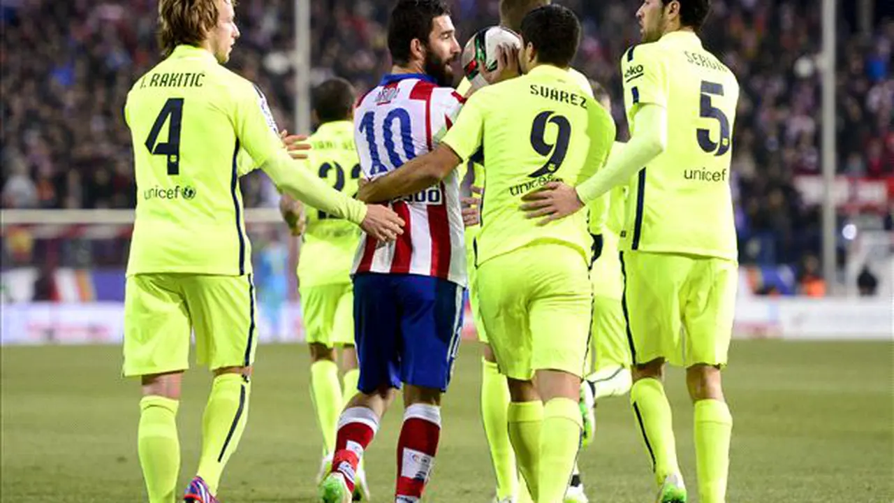 Arda Lempar Sepatu
