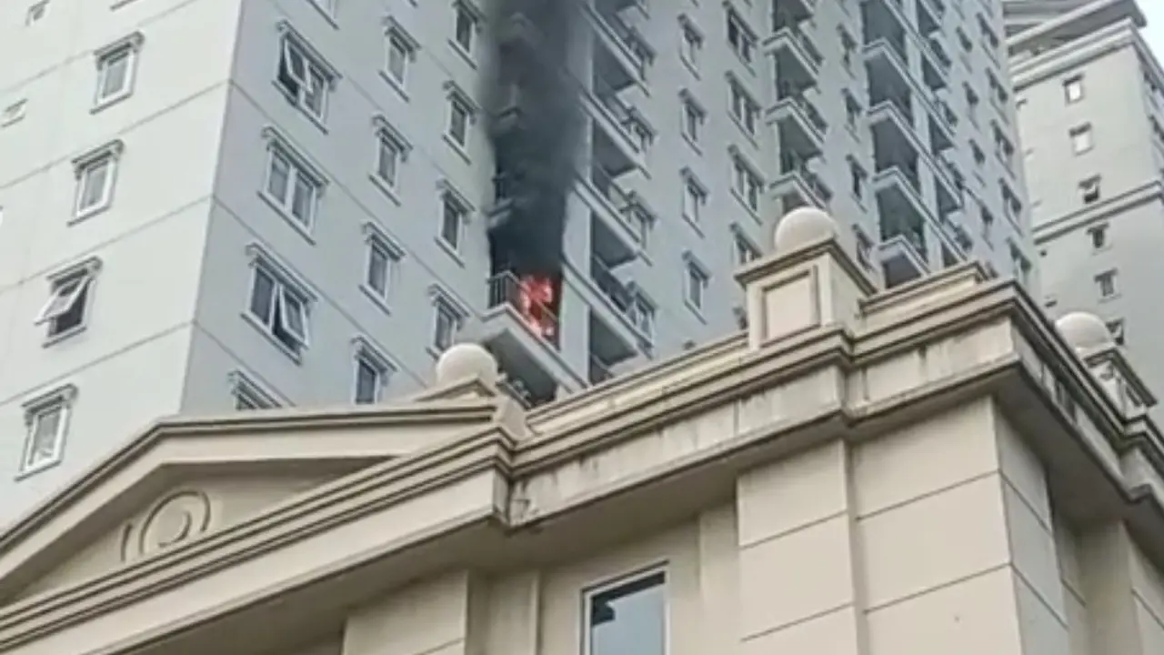 Kebakaran terjadi di Apartemen Grand Palace di daerah Kebon Kosong, Kemayoran, Jakarta Pusat, terbakar pada Rabu (21/2/2024) pagi.