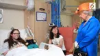Ratu Inggris, Elizabeth II, kunjungi korban luka bom konser Ariana Grande di Royal Manchester Children's Hospital.