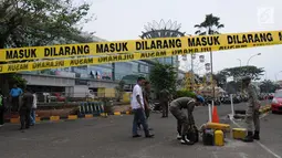 Garis polisi terpasang di areal parkir liar yang disegel oleh Satpol PP Kota Tangerang Selatan di kawasan BSD, Rabu (3/10). Penyegelan dilakukan lantaran pihak pengelola parkir tidak memiliki izin. (Merdeka.com/Arie Basuki)