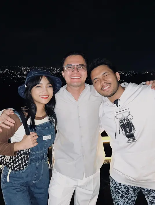 Ia memadukan long sleeve dengan overall jeans, dipermanis dengan bucket hat jeans dan shoulder bag. [Foto: IG/fuji_an].