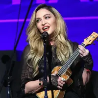 Foto tersebut diambil saat dirinya tampil di panggung Brit Awards 2015, dan dia mengeditnya hingga terlihat seakan Hillary naik ke atas panggung bersamanya. (AFP/Bintang.com)