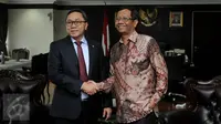 Ketua MPR Zulkifli Hasan (kiri) menerima kunjungan Mahfud MD selaku perwakilan Asosiasi Pengajar HTN dan HAN di Jakarta, Selasa (13/10). Pertemuan itu membahas rencana munas yang akan diadakan Asosiasi Pengajar HTN dan HAN. (Liputan6.com/Johan Tallo)