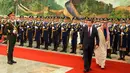 Raja Arab Saudi Salman bin Abdulaziz al-Saud bersama Presiden China Xi Jinping mengikuti upacara penyambutan di Beijing, China (16/3). Raja Salman kunjungi China sebagai bagian dari tur Kerajaan Arab Saudi ke beberapa negara. (AP Photo / Ng Han Guan)
