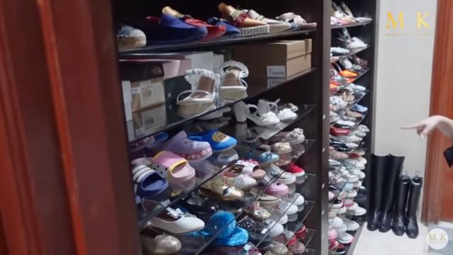 Banyak Koleksi Sepatu dan Tas Mewah di Kamat Tidur Sarwendah