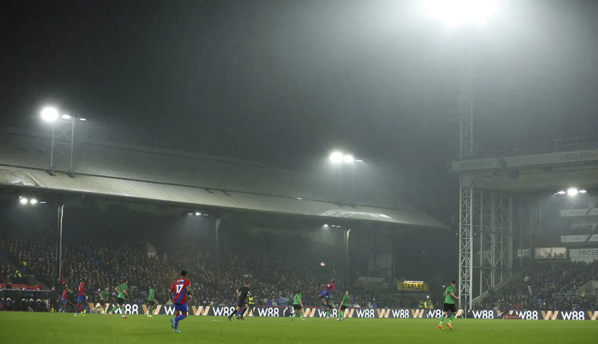 Para pemain Crystal Palace dan Stoke City pada pertandingan putaran kelima Piala FA di Selhurst Park, London, Inggris, 1 Maret 2022. Crystal Palace menang 2-1. (AP Photo/Ian Walton)