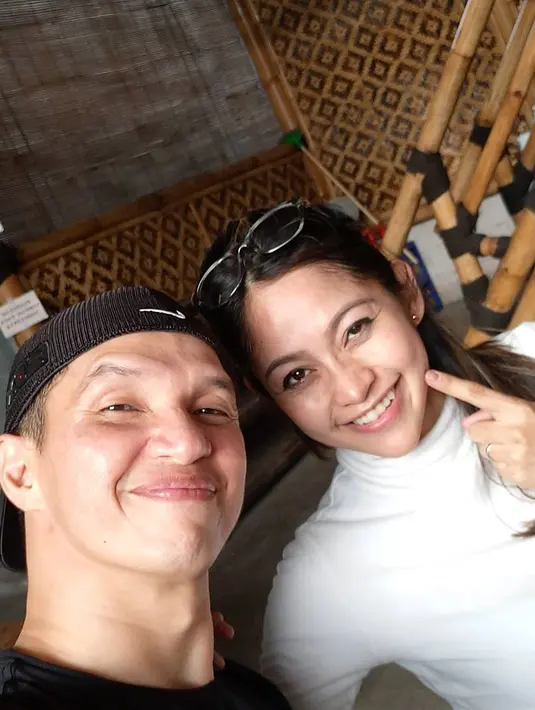 “Thank you Tuhan buat anugrah MU yg luar biasa, kami masih diberikan kesempatan untuk merayakan ulang tahun perkawinan pertama kami...,” tulis Edison Wardhana. (Instagram/edison_wardhana)