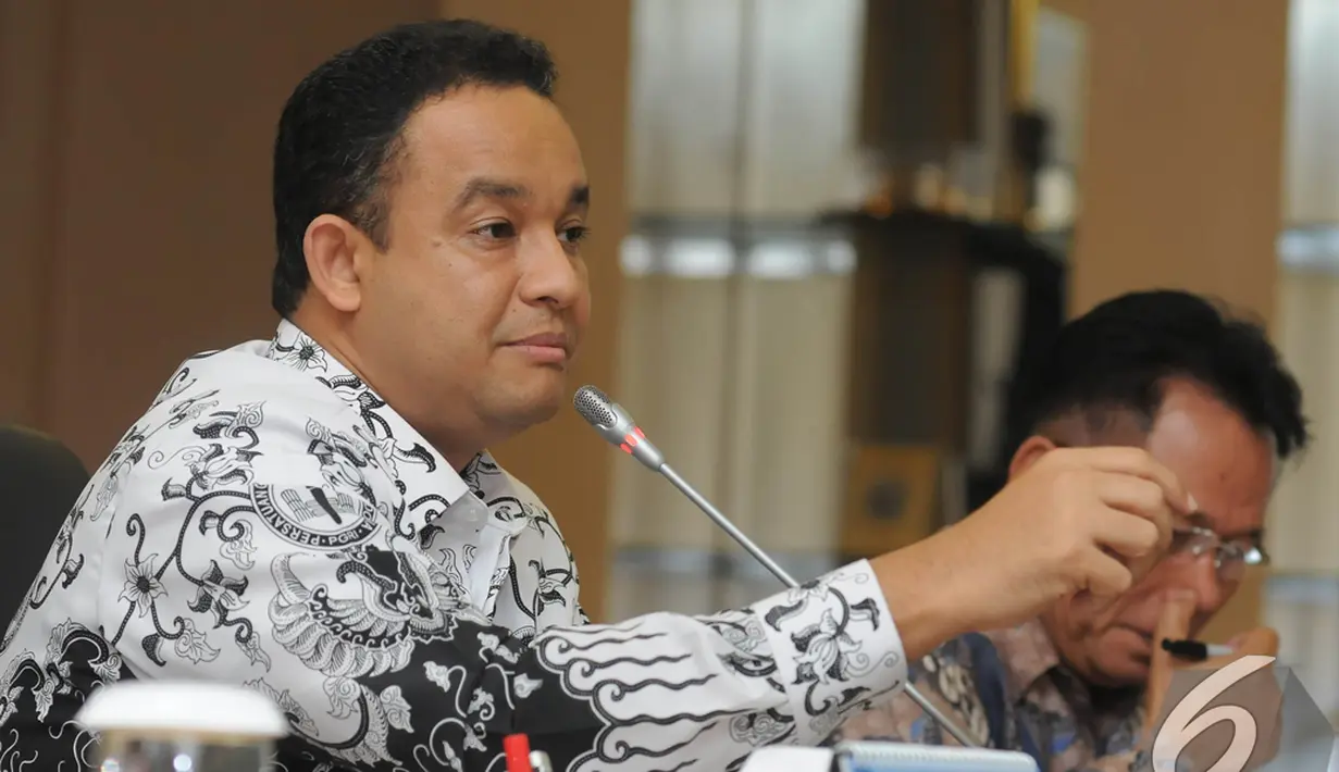 Menurut Anies, menjadi guru bukanlah pengorbanan tetapi sebuah kehormatan saat saat konferensi pers menjelang Hari Guru di Kantor Kemendikbud, Jakarta, Senin (24/11/2014). (Liputan6.com/Herman Zakharia)