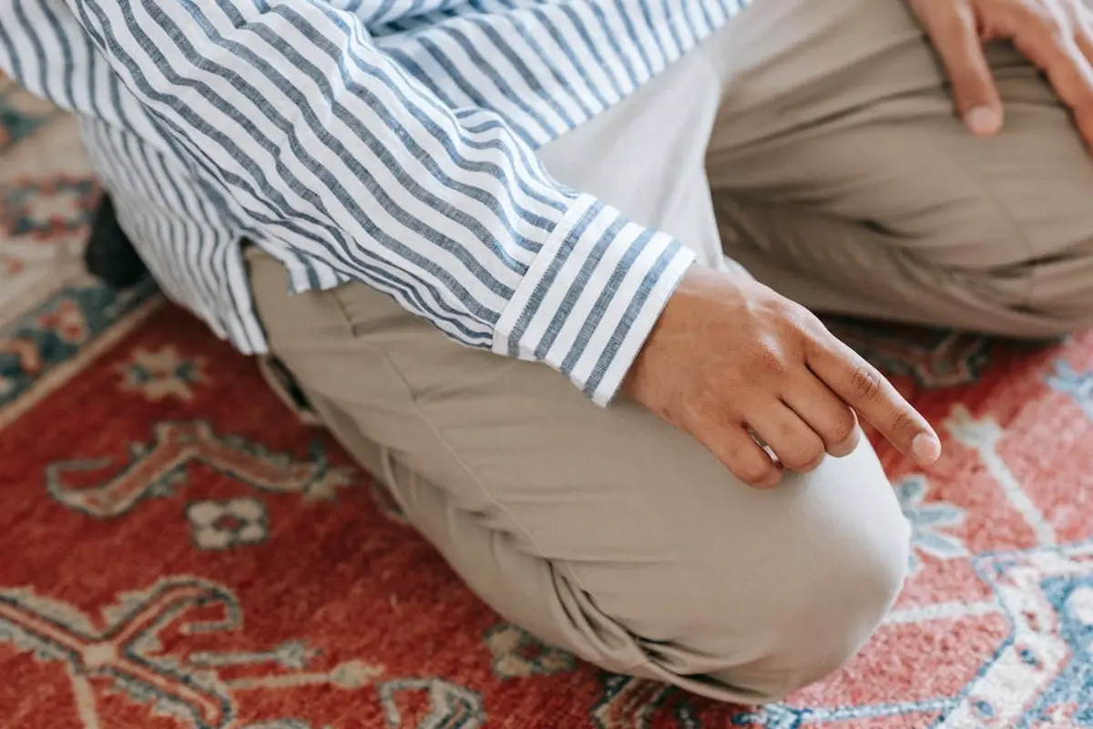 Pria muslim sholat (Pexels)