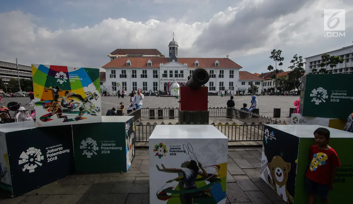 Ornamen Asian Games 2018 menghiasi kawasan Kota Tua, Jakarta, Senin (4/12). Adapun perhelatan akbar olahraga Asian Games 2018 akan digelar mulai 18 Agustus-2 September di Jakarta dan Palembang. (Liputan6.com/Faizal Fanani)
