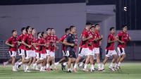Para pemain Timnas Indonesia melakukan pemanasan dalam latihan perdana di Jakarta menjelang Putaran Ketiga Kualifikasi Piala Dunia 2026 melawan China yang berlangsung di Stadion Madya, Kompleks Stadion Utama Gelora Bung Karno (SUGBK), Senayan, Jakarta, Senin (02/06/2025). (Bola.com/Bagaskara Lazuardi)