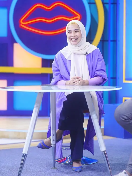 Feni Rose bersyukur karena saat memutuskan berhijab, mendapat respon positif dari netizen. Ia juga bersyukur banyak netizen yang membantu menjawab saat ada netizen yang nyinyir. [Instagram/fenirose]