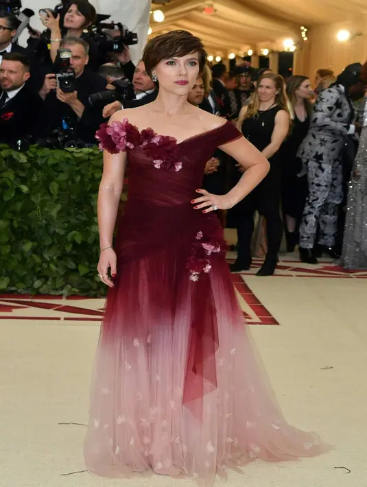 Gradasi warna pada gaun serta detail  yang tak terlalu banyak tetap membuat Scarlett terlihat anggun. (Kapanlagi.com/AFP)