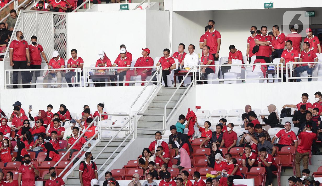Presiden Joko Widodo (tengah-baju putih) menyaksikan laga timnas Indonesia melawan Vietnam pada semifinal leg pertama Piala AFF 2022 di Stadion Utama Gelora Bung Karno, Jakarta, Jumat (6/1/2023). Laga berlangsung ketat, kedua tim saling adu serang. Laga berakhir imbang 0-0. (Liputan6.com/Helmi Fithriansyah)