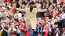 Ian Wright. Eks striker Inggris berusia 58 tahun yang pensiun pada Juli 2000 bersama Burnley ini menjadi pemain dengan jumlah gol terbanyak saat menjalani debut bersama Arsenal dengan 26 gol. Meski jumlah golnya sama dengan Thierry Henry, namun ia lebih dahulu melakukannya. Ia didatangkan The Gunners dari Crystal Palace pada awal musim 1991/1992 dengan nilai transfer 4 juta euro. Gol-gol tersebut dicetaknya di Liga Inggris sebanyak 24 gol dan 2 gol di Piala Liga. Pada musim tersebut ia pun sukses menjadi top skor Liga Inggris. Pada awal musim 1998/1999 ia meninggalkan Arsenal untuk hijrah ke sesama klub asal London, West Ham United. (AFP/Carl De Souza)