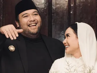 Dalam unggahan terbaru di Instagram, Cita Rahayu membagikan potret kebersamaannya bareng Didi. Wanita 29 tahun itu tampak mengenakan busana putih membawa bunga, sedangkan Didi memakai baju serba hitam dengan peci. Diketahui, foto tersebut merupakan potret keduanya di momen akad nikah dua tahun yang lalu. (Liputan6.com/IG/@cita_rahayu)