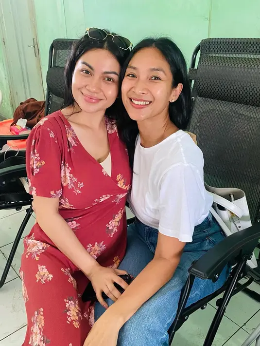 Di momen lain, istri Tjokorda Bagus Dwi Santana Kertayasa itu juga memamerkan potret keakrabannya dengan Ariel Tatum. Kerap bertemu dalam beberapa kesempatan, membuat dua artis beda generasi ini tampak makin akrab satu sama lain. (Liputan6.com/IG/@happysalma)