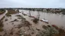 Luapan sungai juga merendam wilayah Agde dengan tingkat ketinggian air yang dilaporkan belum pernah terjadi lagi sejak tahun 1994. Tampak foto yang menunjukkan pemandangan umum Sungai Herault yang meluap setelah hujan lebat di Agde, Prancis selatan pada Selasa 23 Desember 2025. (Sylvain THOMAS/AFP)