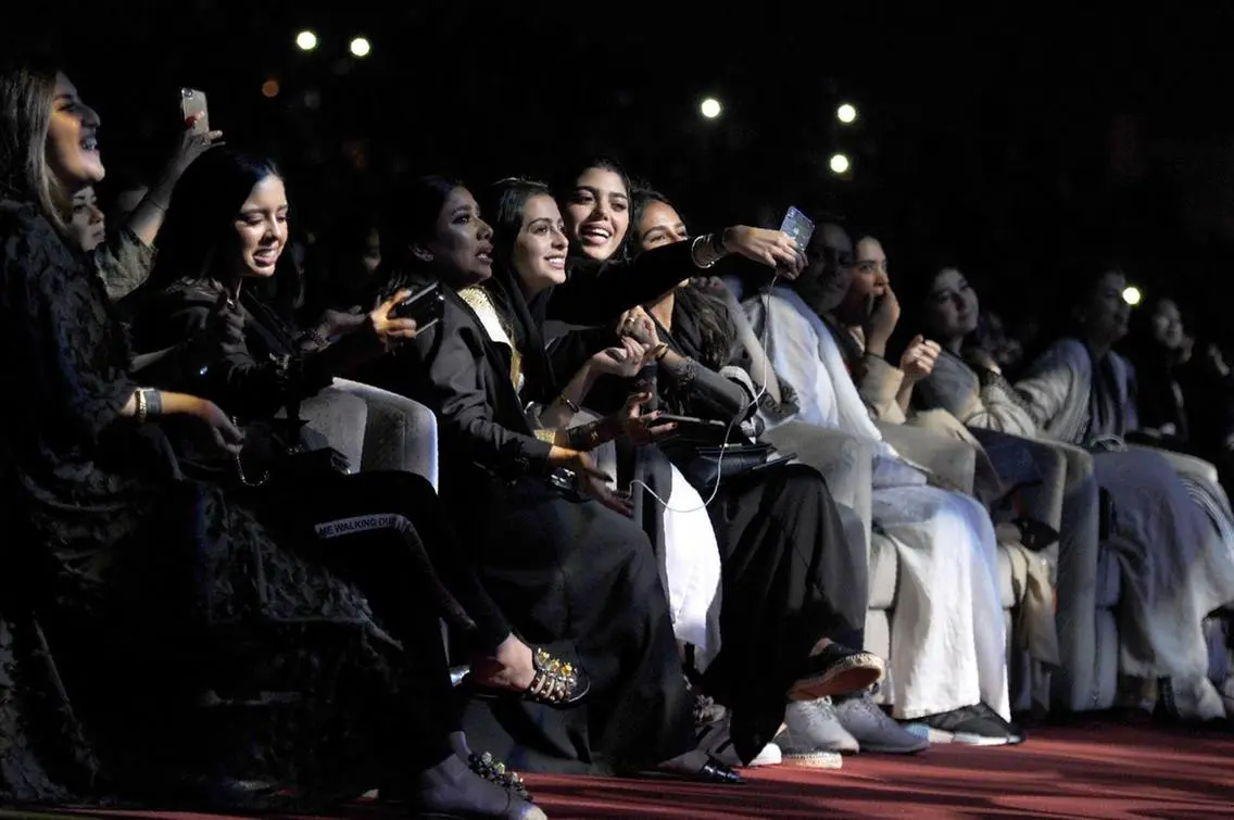 Wanita Saudi berswafoto saat menghadiri konser penyanyi Mesir, Tamer Hosny, di Jeddah pada 30 Maret 2018. Ribuan penggemar terkejut ketika tiket konser tertulis: menari sangat dilarang. (Amer Hilabi / AFP)