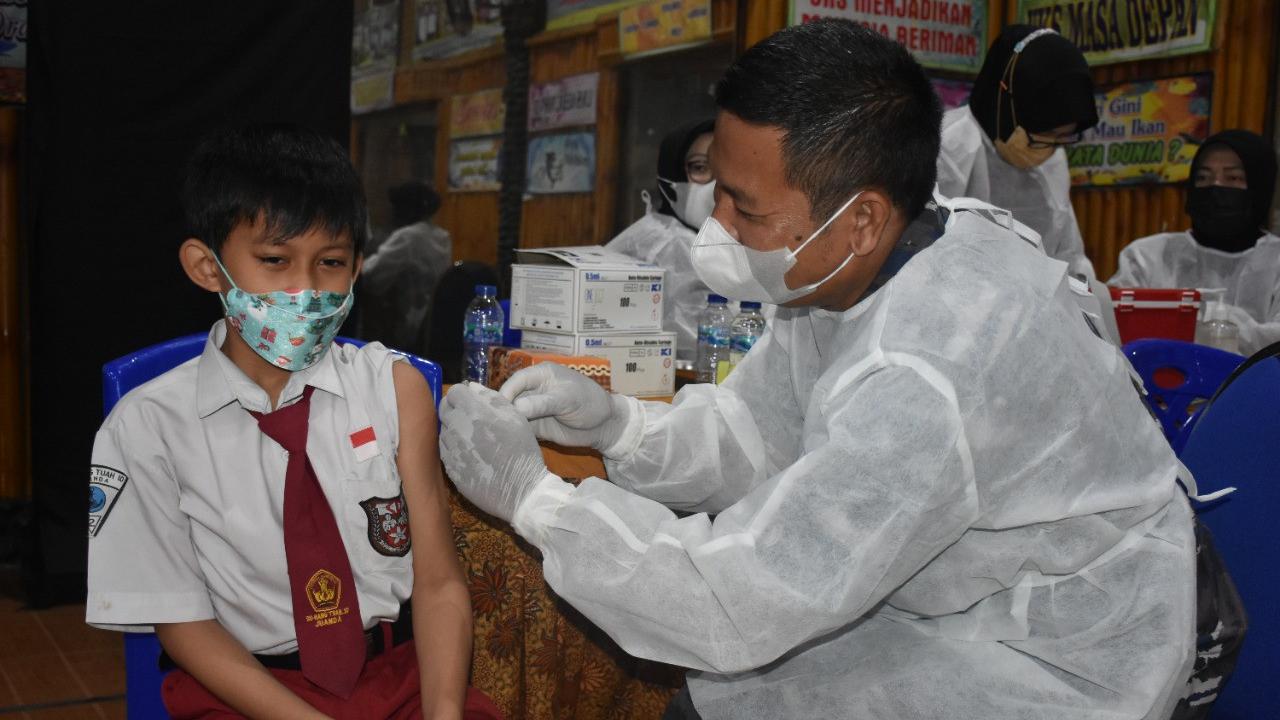 Vaksinasi anak usia 6-11 tahun di SD Hangtuah Sidoarjo. (Dian Kurniawan/Liputan6.com)