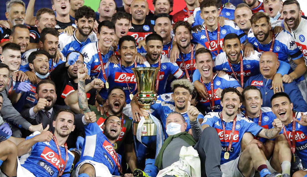 Para pemain Napoli merayakan kemenangan usai mengalahkan Juventus pada laga final Coppa Italia di Stadion Olympic, Roma, Rabu (17/6/2020). Napoli menjadi juara setelah berhasil menang lewat adu penalti atas Juventus dengan skor 4-2.(AP/Andrew Medichini)
