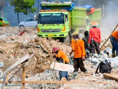 Pekerja membuat pondasi turap jalan sebagai awal pengerjaan proyek penataan ulang Kalijodo, Jakarta, Kamis (14/4/2016). Kawasan Kalijodo yang memiliki luas lahan 2,5 hektar itu akan digunakan untuk Ruang Terbuka Hijau.(Liputan6.com/Yoppy Renato)