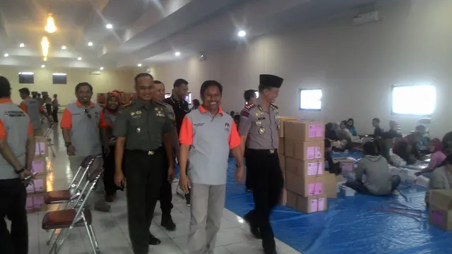 Kapolres Garut, Dandim dan Ketua KPUD Garyt nampak melakukan pengecekan pelipatan surat suara di Garut